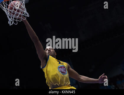 San Pietroburgo, Russia. Decimo gen, 2018. Andre Jones di Fiat Torino si contendono la palla durante il turno EuroCup 2 Top 16 basket match tra Zenit San Pietroburgo e Fiat Torino al Yubileyny Sports Palace. Credito: Igor Russak/SOPA/ZUMA filo/Alamy Live News Foto Stock