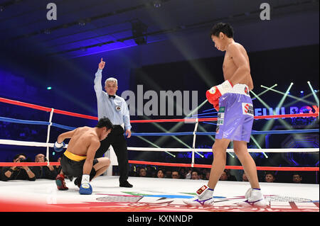 Kanagawa, Giappone. 30 Dic, 2017. (L-R) Eduardo Mancito (PHI), Toshio Sugiyama (Referente), Satoshi Shimizu (JPN) Boxe : Satoshi Shimizu del Giappone bussa giù Eduardo Mancito delle Filippine nel primo round durante il peso piuma OPBF titolo bout a Yokohama Palestra culturale di Kanagawa, Giappone . Credito: Hiroaki Yamaguchi/AFLO/Alamy Live News Foto Stock