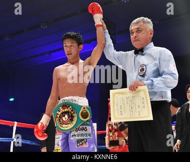 Kanagawa, Giappone. 30 Dic, 2017. (L-R) Satoshi Shimizu (JPN), Toshio Sugiyama (Referente) Boxe : Satoshi Shimizu del Giappone festeggia con la sua cintura di campione dopo aver vinto il peso piuma OPBF titolo bout a Yokohama Palestra culturale di Kanagawa, Giappone . Credito: Hiroaki Yamaguchi/AFLO/Alamy Live News Foto Stock