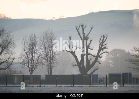 Aberystwyth Wales UK, giovedì 11 Jan 2018 UK Meteo: un amaramente e gelido freddo mattino in Aberystwyth, con temperature ben al di sotto del congelamento dopo una notte di chiaro cielo privo di nuvole il Met Office ha emesso un avviso di colore giallo per la nebbia, con scarsa visibilità, per gran parte del Galles, il west Midlands e il sud ovest del Regno Unito Photo credit: Keith Morris/Alamy Live News Foto Stock