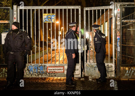Berlino, Germania. Xi gen, 2018. Poliziotti hanno visto in piedi di fronte alla scuola del cancello principale per impedire qualsiasi ritorno dei rifugiati per l'edificio.La scuola in disuso in Ohlauer Street che è stata occupata dai profughi fu sfrattato dalla polizia il mercoledì sera e gli ultimi rifugiati hanno lasciato il palazzo prima di mezzanotte. I sostenitori dei rifugiati ha ospitato una manifestazione di solidarietà con i profughi il giorno seguente.Il GERHART HAUPTMANN Scuola è stata occupata dai rifugiati come un rifugio. Credito: Markus Heine/SOPA/ZUMA filo/Alamy Live News Foto Stock