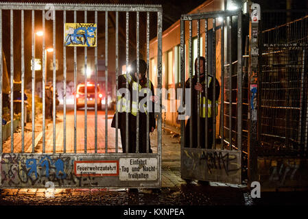Berlino, Germania. Xi gen, 2018. Persone di sicurezza blocca la porta principale di accesso della scuola come ultimo rifugiato è stato sfrattato dalle autorità locali.La scuola in disuso in Ohlauer Street che è stata occupata dai profughi fu sfrattato dalla polizia il mercoledì sera e gli ultimi rifugiati hanno lasciato il palazzo prima di mezzanotte. I sostenitori dei rifugiati ha ospitato una manifestazione di solidarietà con i profughi il giorno seguente.Il GERHART HAUPTMANN Scuola è stata occupata dai rifugiati come un rifugio. Credito: Markus Heine/SOPA/ZUMA filo/Alamy Live News Foto Stock