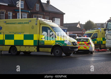 Southport, Merseyside, Regno Unito. Undicesimo Dec, 2018. La polizia & AMBULANZA equipaggi frequentare grave incidente stradale in Cambridge road dove è il pensiero di un autocarro è stato in una collisione con un pedone femmina attraversando la strada. Il personale di emergenza sono il rendering immediato primo aiuto alla vittima prima della evacuazione da Air Ambulance. Credito: MediaWorldImages/Alamy Live News Foto Stock