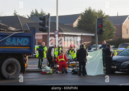 Southport, Merseyside, Regno Unito. Undicesimo Dec, 2018. La polizia & AMBULANZA equipaggi frequentare grave incidente stradale in Cambridge road dove è il pensiero di un autocarro è stato in una collisione con un pedone femmina attraversando la strada. Il personale di emergenza sono il rendering immediato primo aiuto alla vittima prima della evacuazione da Air Ambulance. Credito: MediaWorldImages/Alamy Live News Foto Stock