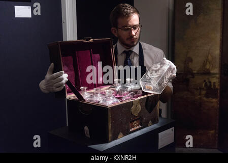 London, Londra, Regno Unito. Xi gen, 2018. Un Grog petto con un set di rivestita di decantatori posseduti da Lord Horatio Nelson con una stima di â€35.000-Â£45.000 Credito: ZUMA Press, Inc./Alamy Live News Foto Stock