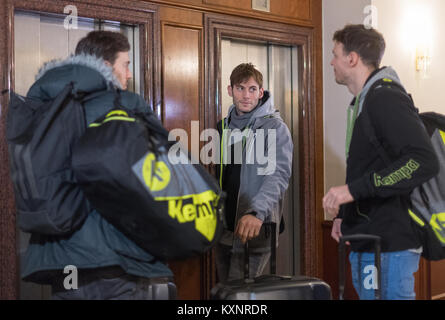 Zagabria, Croazia. Xi gen, 2018. Nazionale tedesco giocatore di pallamano Uwe Gensheimer (C) arriva al team hotel a Zagabria in Croazia, 11 gennaio 2018. La tedesca di handball team nazionale viene incontro Montenegro nella sua prima partita durante la pallamano Campionati Europei il 13 gennaio 2018. Credito: Monika Skolimowska/dpa-Zentralbild/dpa/Alamy Live News Foto Stock