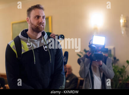 Zagabria, Croazia. Xi gen, 2018. Nazionale Tedesca portiere di pallamano Andreas Wolff arriva presso il team hotel a Zagabria in Croazia, 11 gennaio 2018. La tedesca di handball team nazionale viene incontro Montenegro nella sua prima partita durante la pallamano Campionati Europei il 13 gennaio 2018. Credito: Monika Skolimowska/dpa-Zentralbild/dpa/Alamy Live News Foto Stock