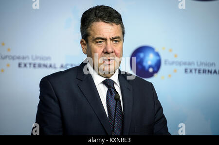 Bruxelles, BXL, Belgio. Xi gen, 2018. In Germania il Ministro degli Esteri Sigmar GABRIEL, dà una conferenza stampa dopo un incontro con il Ministro degli Esteri iraniano Jawad Zarif al servizio europeo di azione esterna (EEAS) con sede a Bruxelles, in Belgio, il 11.01.2018 da Wiktor Dabkowski Credito: Wiktor Dabkowski/ZUMA filo/Alamy Live News Foto Stock