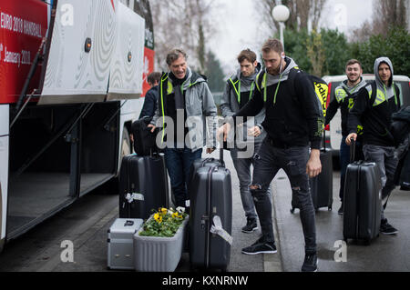 Nazionale Tedesca Giocatori di pallamano e altri membri del team di arrivare presso il team hotel a Zagabria in Croazia, 11 gennaio 2018. La tedesca di handball team nazionale viene incontro Montenegro nella sua prima partita durante la pallamano Campionati Europei il 13 gennaio 2018. Foto: Monika Skolimowska/dpa-Zentralbild/dpa Foto Stock