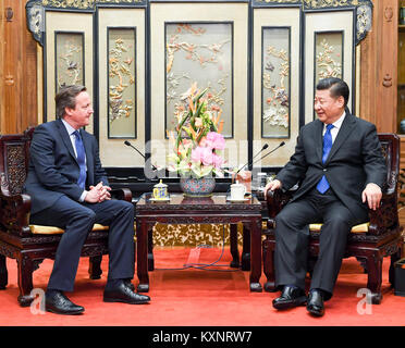 Pechino, Cina. Xi gen, 2018. Il presidente cinese Xi Jinping (R) risponde con l'ex primo ministro britannico David Cameron a Pechino Capitale della Cina, 11 genn. 2018. Credito: Li Xueren/Xinhua/Alamy Live News Foto Stock