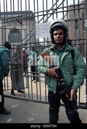 Dacca in Bangladesh. Xi gen, 2018. Gennaio 11, 2018 Dhaka, Bangladesh '"' stand di polizia di guardia di fronte della moschea Kakrai Maulana Saad Kandhalvi soggiorna. Diversi stati di Tabligh-Jamaat raccoglie e proteste di fronte alla Moschea Nazionale Il 11 gennaio 2018. Top studioso di Tabligh-Jamaat indiano Maulana Saad Kandhalvi entreranno a far parte della 53Biswa Ijtema che si terrà a partire da gennaio 12-14. La polizia ha detto infine che non vorrebbe partecipare alla prima fase della 53 Biswa Ijtema dovuta ad una parti membri Tablighi protesta e ragione di sicurezza © Monirul Alam Credito: Monirul Alam/ZUMA filo/Alamy Live News Foto Stock