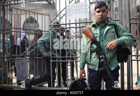 Dacca in Bangladesh. Xi gen, 2018. Gennaio 11, 2018 Dhaka, Bangladesh '"' stand di polizia di guardia di fronte della moschea Kakrai Maulana Saad Kandhalvi soggiorna. Diversi stati di Tabligh-Jamaat raccoglie e proteste di fronte alla Moschea Nazionale Il 11 gennaio 2018. Top studioso di Tabligh-Jamaat indiano Maulana Saad Kandhalvi entreranno a far parte della 53Biswa Ijtema che si terrà a partire da gennaio 12-14. La polizia ha detto infine che non vorrebbe partecipare alla prima fase della 53 Biswa Ijtema dovuta ad una parti membri Tablighi protesta e ragione di sicurezza © Monirul Alam Credito: Monirul Alam/ZUMA filo/Alamy Live News Foto Stock