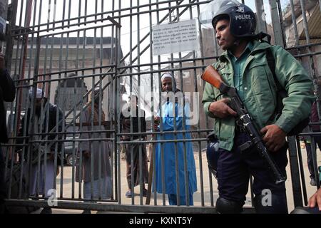 Dacca in Bangladesh. Xi gen, 2018. Gennaio 11, 2018 Dhaka, Bangladesh '"' stand di polizia di guardia di fronte della moschea Kakrai Maulana Saad Kandhalvi soggiorna. Diversi stati di Tabligh-Jamaat raccoglie e proteste di fronte alla Moschea Nazionale Il 11 gennaio 2018. Top studioso di Tabligh-Jamaat indiano Maulana Saad Kandhalvi entreranno a far parte della 53Biswa Ijtema che si terrà a partire da gennaio 12-14. La polizia ha detto infine che non vorrebbe partecipare alla prima fase della 53 Biswa Ijtema dovuta ad una parti membri Tablighi protesta e ragione di sicurezza © Monirul Alam Credito: Monirul Alam/ZUMA filo/Alamy Live News Foto Stock