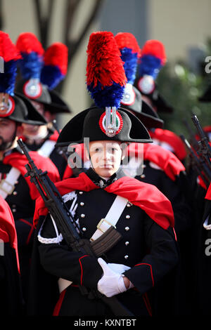 Napoli, Italia. Xi gen, 2018. Napoli: modifica nella parte superiore della ''Ogaden'' Carabinieri Inter-Regional Command.questa mattina si è svolta a Napoli la cerimonia della rotazione del Comandante Carabinieri ''Ogaden''.In generale dell'Esercito Giovanni Nistri, Comandante del vertice dal 6 aprile 2016, il paratroop Vittorio Tomasone prende il sopravvento. Nistri generale foglie, dopo 21 mesi, il comando interregionale come designato ad assumere, nel giro di pochi giorni, la posizione del Comandante Generale dell'arma. Credito: Fabio Sasso/ZUMA filo/Alamy Live News Foto Stock