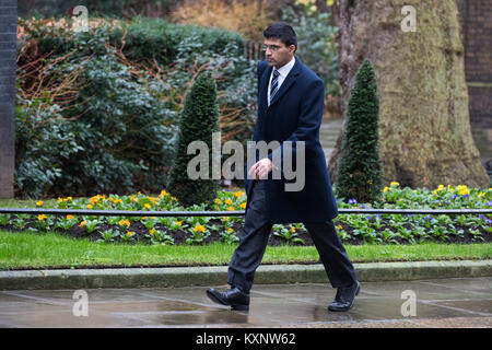 Londra, Regno Unito. Xi gen, 2018. Nikhil Rathi, Chief Executive Officer del London Stock Exchange plc, arriva a Downing Street per un incontro tra il primo ministro Theresa Maggio e i dirigenti delle principali società finanziarie destinate a dare a quest'ultima una visione più chiara delle implicazioni della Gran Bretagna è uscire dall'Unione europea. Credito: Mark Kerrison/Alamy Live News Foto Stock