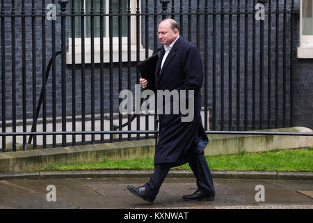 Londra, Regno Unito. Xi gen, 2018. Contrassegnare e Tucker, presidente di gruppo di HSBC Holdings plc, arriva a Downing Street per un incontro tra il primo ministro Theresa Maggio e i dirigenti delle principali società finanziarie destinate a dare a quest'ultima una visione più chiara delle implicazioni della Gran Bretagna è uscire dall'Unione europea. Credito: Mark Kerrison/Alamy Live News Foto Stock