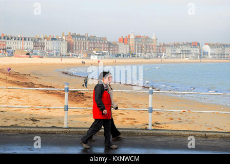 Weymouth. 11 Gennaio 2018 - Le persone godono di una posizione soleggiata ma fredda giornata sulla spiaggia di Weymouth, nel Dorset Credito: stuart fretwell/Alamy Live News Foto Stock