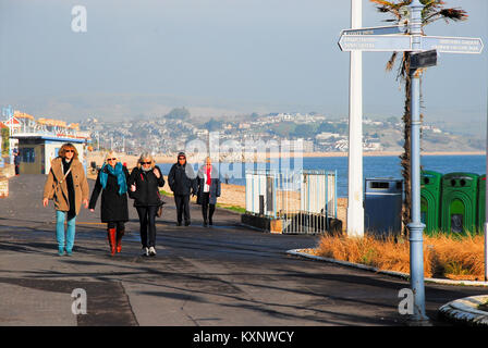 Weymouth. 11 Gennaio 2018 - Le persone godono di una posizione soleggiata ma fredda giornata sulla spiaggia di Weymouth, nel Dorset Credito: stuart fretwell/Alamy Live News Foto Stock