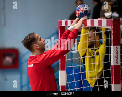 Zagabria, Croazia. Xi gen, 2018. La nazionale tedesca portieri Silvio Heinevetter (L) e Andreas Wolff (R) treno con la squadra nazionale a Zagabria in Croazia, 11 gennaio 2018. Il team nazionale tedesco sta incontrando il Montenegro durante il Campionato Europeo il 13 gennaio 2018. Credito: Monika Skolimowska/dpa-Zentralbild/dpa/Alamy Live News Foto Stock