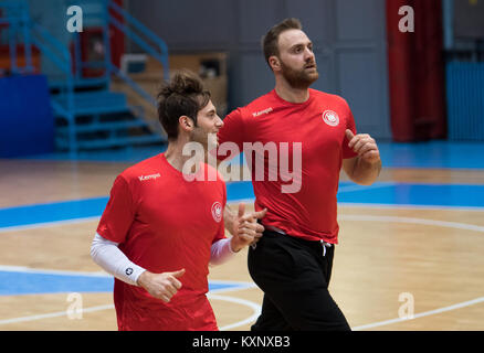 Zagabria, Croazia. Xi gen, 2018. Il tedesco giocatore nazionale Uwe Gensheimer (L) e il portiere Andreas Wolff treno con la squadra nazionale a Zagabria in Croazia, 11 gennaio 2018. Il team nazionale tedesco sta incontrando il Montenegro durante il Campionato Europeo il 13 gennaio 2018. Credito: Monika Skolimowska/dpa-Zentralbild/dpa/Alamy Live News Foto Stock