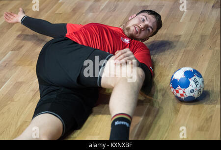 Zagabria, Croazia. Xi gen, 2018. Il tedesco giocatore nazionale Hendrik Pekeler treni con la squadra nazionale a Zagabria in Croazia, 11 gennaio 2018. Il team nazionale tedesco sta incontrando il Montenegro durante il Campionato Europeo il 13 gennaio 2018. Credito: Monika Skolimowska/dpa-Zentralbild/dpa/Alamy Live News Foto Stock