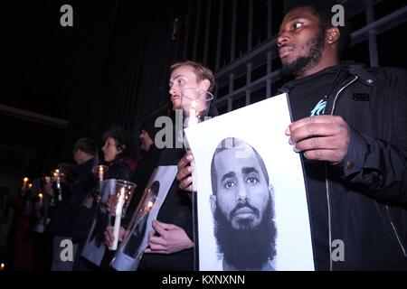 Londra, Regno Unito. Xi gen, 2018. Londra 11 Gennaio 2018: Il London campagna di Guantanamo gruppo detengono una veglia a lume di candela per contrassegnare 16 anni di Guantanamo Bay prigione presso l Ambasciata degli Stati Uniti a Londra e chiamare il presidente Donald Trump per chiudere la prigione. Credito: claire doherty/Alamy Live News Foto Stock