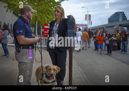 Rutland, OH, Stati Uniti d'America. 8 Ott, 2017. Cathy Lanier è il Vice Presidente Senior per la sicurezza per la National Football League è incaricato di sovrintendere tutte le operazioni e le attività della NFL Dipartimento di Sicurezza. La posizione richiede un costante coordinamento ad alto livello con l'ufficio del Commissario, il personale esecutivo, club di proprietà e di personale. Oltre al coordinamento interno, il Vice Presidente Senior per la sicurezza deve lavorare in modo efficace con international, federali, statali e le leggi locali enti come l'Ufficio federale dell'inchiesta, i servizi segreti, la sicurezza nazionale e la legge locale enfo Foto Stock