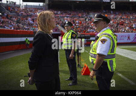 Rutland, OH, Stati Uniti d'America. 8 Ott, 2017. Cathy Lanier è il Vice Presidente Senior per la sicurezza per la National Football League è incaricato di sovrintendere tutte le operazioni e le attività della NFL Dipartimento di Sicurezza. La posizione richiede un costante coordinamento ad alto livello con l'ufficio del Commissario, il personale esecutivo, club di proprietà e di personale. Oltre al coordinamento interno, il Vice Presidente Senior per la sicurezza deve lavorare in modo efficace con international, federali, statali e le leggi locali enti come l'Ufficio federale dell'inchiesta, i servizi segreti, la sicurezza nazionale e la legge locale enfo Foto Stock