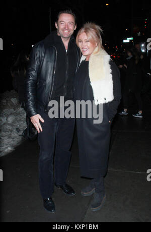 New York, NY, STATI UNITI D'AMERICA. Decimo gen, 2018. Hugh Jackman, Deborra-Lee Furness arrivando a IFC Films premiere del Freak Show al Landmark Sunshine cinema di New York City il 10 gennaio 2018. Credito: Rw/media/punzone Alamy Live News Foto Stock