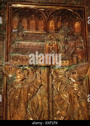 La targa di bronzo nella basilica di San Vito di Ellwangen commemora la fondazione dell'abbazia benedettina da parte di Sant'Ariolfo e suo fratello Erlolf intorno al 764 d.C., segnando un evento significativo nella storia religiosa della regione. Foto Stock