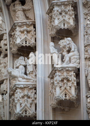 Scene bibliche con Adamo ed Eva scolpite nel portale della Cattedrale di Losanna Foto Stock