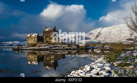 Eilean Donan Castle nella neve Foto Stock