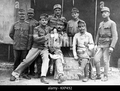 Fotografia di soldati della prima guerra mondiale al primo forno da campo, che mostra il personale militare, l'equipaggiamento e l'attività in tempo di guerra. Foto Stock