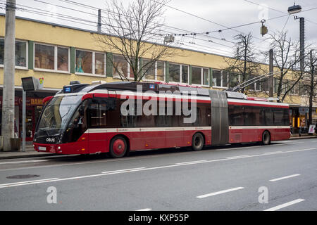 SALISBURGO, AUSTRIA - 05 DICEMBRE 2017: Tram Solaris Trollino 'MetroStyle' Foto Stock