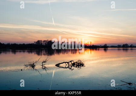 Bel tramonto ai primi di marzo a Wilstone serbatoio nel Hertfordshire, Inghilterra, ora una riserva naturale. Foto Stock