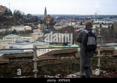 SALISBURGO, AUSTRIA - 05 DICEMBRE 2017: La vista dalla collina di Kapuzinerberg che domina la città Foto Stock