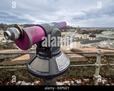 SALISBURGO, AUSTRIA - 05 DICEMBRE 2017: La vista dalla collina di Kapuzinerberg che domina la città con telescopio pubblico Foto Stock