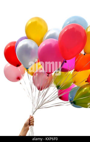 Donna di mano azienda mazzetto di palloncini multicolori nella città festival , composizione verticale,isolati su sfondo bianco Foto Stock