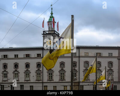 SALISBURGO, AUSTRIA - 05 DICEMBRE 2017: Mercato di Natale (Christkindlmarkt) Bandiere con il vecchio municipio (Altes Rathaus) in background Foto Stock