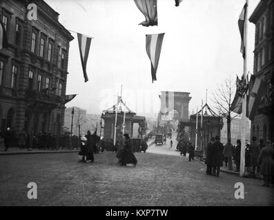 Fotografia storica di Fortepan 59062 che mostra Clark durante un incontro sociale, che illustra la vita quotidiana e le usanze sociali dei primi anni del XX secolo. Foto Stock