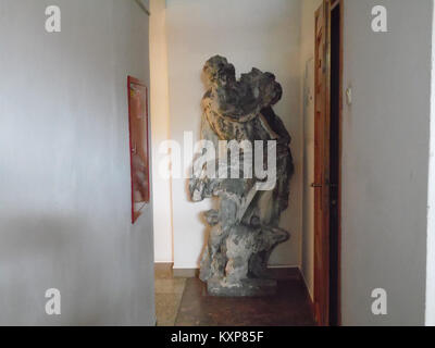 Fotografia dell'edificio AB. 175 a Bolesławiec, Polonia, mettendo in risalto lo stile architettonico locale e l'ambiente stradale Foto Stock