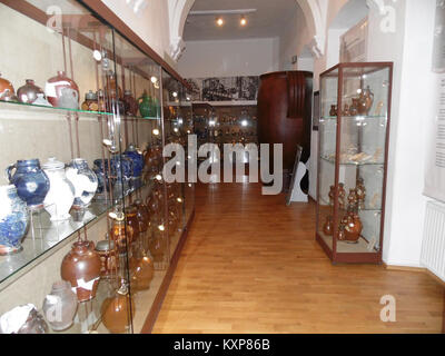 Questa fotografia mostra una visione storica di Boleslawiec, Polonia, mettendo in evidenza il suo ambiente urbano, il suo patrimonio architettonico e il suo significato culturale. Foto Stock