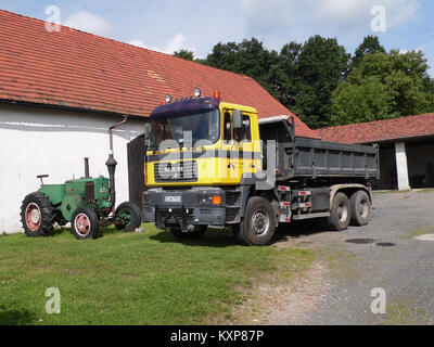 Fotografia che raffigura la sezione AB. 090 a Bolesławiec, Polonia, evidenziando la disposizione delle strade, l'architettura degli edifici e le caratteristiche urbane locali. Foto Stock