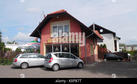 Una fotografia storica di Bolesławiec, in Polonia, che mette in risalto l'architettura della città, il layout urbano e la sua antica industria della ceramica, nota per le caratteristiche ceramiche e l'artigianato regionale. Foto Stock