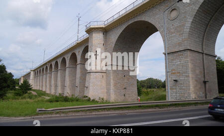 Fotografia dell'edificio AB. 115 a Bolesławiec, Polonia, mettendo in evidenza l'architettura locale e l'ambiente urbano della zona Foto Stock