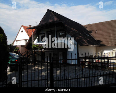 Bolesławiec AB. 227 è una fotografia che documenta le caratteristiche urbane o architettoniche di Bolesławiec, Polonia, mettendo in evidenza strutture storiche e dettagli del paesaggio urbano. Foto Stock