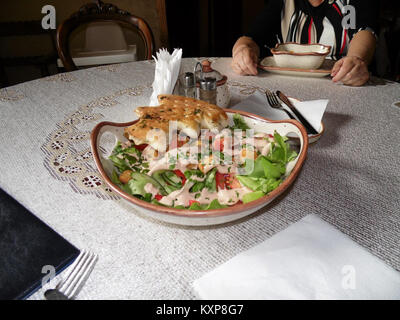 Fotografia o documento di Bolesławiec, Polonia, che mette in evidenza strade, edifici e il significato storico e culturale della città nella produzione di ceramiche. Foto Stock