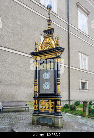 SALISBURGO, AUSTRIA - 05 DICEMBRE 2017: Stazione meteorologica nella città vecchia (Altstadt) costruita dall'Associazione della città di Salisburgo (Salzburger Stadtverein) Foto Stock