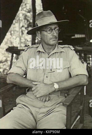 Questa fotografia raffigura il brigadiere R.J.H. Risson DSO, OBE, durante il suo servizio nella zona di Finschhafen in nuova Guinea nel 1944. Cattura un momento della seconda guerra mondiale, evidenziando il suo ruolo militare e il suo coinvolgimento nel teatro del Pacifico. Foto Stock