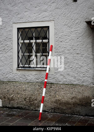 SALISBURGO, AUSTRIA - 05 DICEMBRE 2017: Polo rosso e bianco utilizzato per avvisare del pericolo di caduta di neve dal tetto (Dachlawinen) Foto Stock